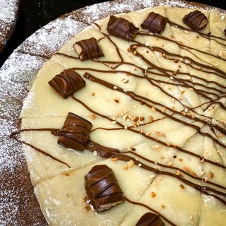Base di pizza con cioccolato bianco e Kinder Bueno