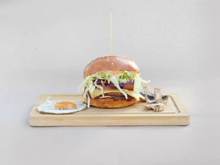 Burger wegetariański z serem, jajkiem i pieczarkami
