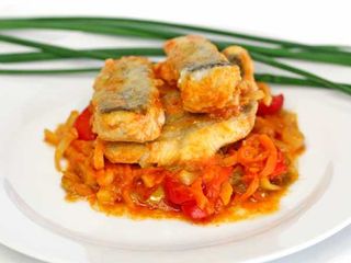 Судак с овощами