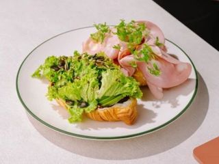 Croissant cu mortadella