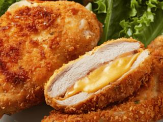 De'volaille z serem, masłem i natką pietruszki, ziemniaki, surówka