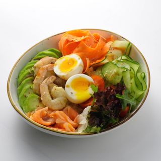 Боул с лососем и креветками