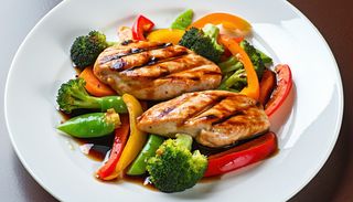 Пилешки пържолки от бут със сотирани зеленчуци в мед и соев сос