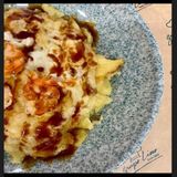 Huevo roto en dos frituras sobre patatas salteadas