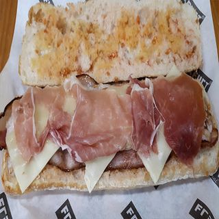 (11)BOCADILLO  DE LOMO QUESO, BACÓN Y JAMÓN SERRANO