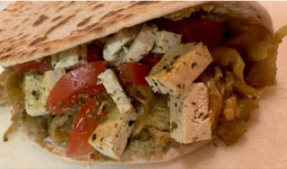 Piadina - Feta greca, patè di olive, pomodoro fresco e rucola