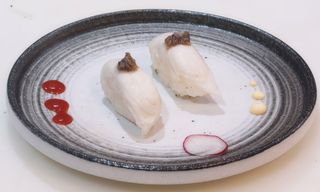 Nigiri pez mantequilla con salsa trufa (2 pzs.)
