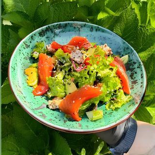 Салат з слабосоленим лососем (275г)