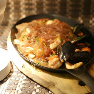 Spaghetti di soia con misto di mare alla piastra