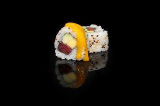 Tuna mango roll