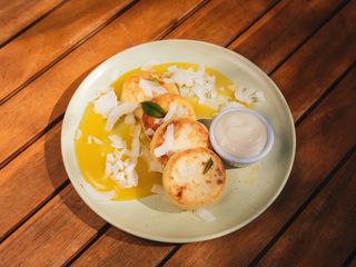 Sirniki sa sosom od mango