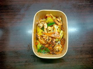 102. Gamberi con porri 