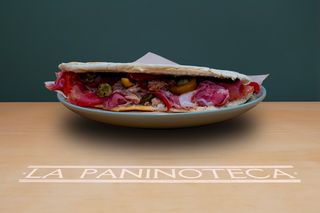 08 Crudo, brie, tonno, peperoni, capperi e paté di olive