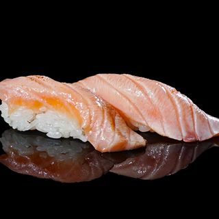 136 Nigiri sake scottato 2 pezzi