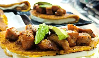 CACHAPA CON COCHINO FRITO QUESO DE MANO
