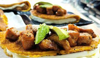 CACHAPA CON COCHINO FRITO QUESO DE MANO