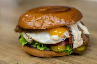 3. Burger z jajkiem