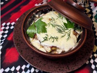 Запечені деруни з куркою та сиром моцарелою