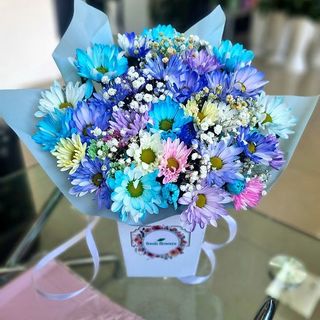 ქრიზანთემების თაიგული ჩანთაში