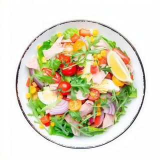 Ensalada de tomate partido con ventresca