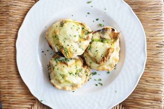 Crostini con fior di latte, fiori di zucca e alici