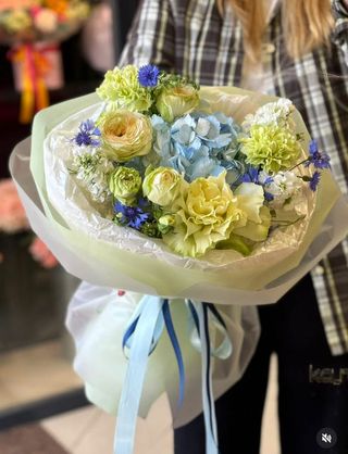 Buchet Pastel cu Hortensie Albastra si Flori Fine