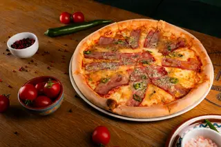 Pizza Quattro Formaggi cu bacon  si ardei iute