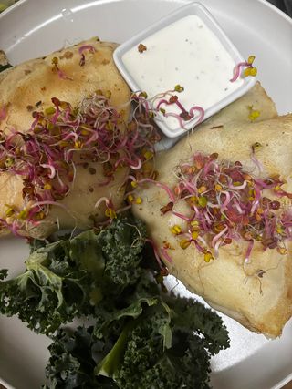 Naleśniki z pieczarką, serem żółtym i szynką