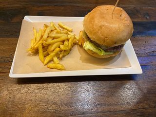 American Burguer Y Patatas Fritas Caseras 
