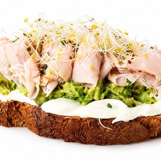 Tosta de Paula con queso crema, aguacate, pavo, brotes, cebollino y AOVE