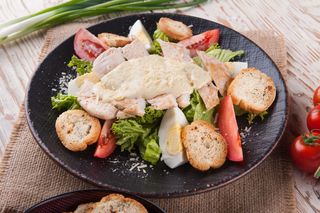 Салат Цезар з куркою та беконом (300г)