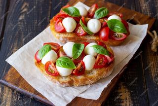 Bruschette cu roșii și mini mozzarella