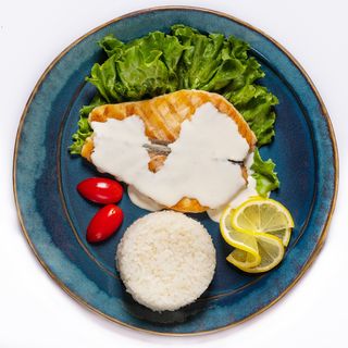 Стейк из семги под сливочным соусом (с рисом)