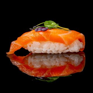 N2. Nigiri salmon 2 pezzi
