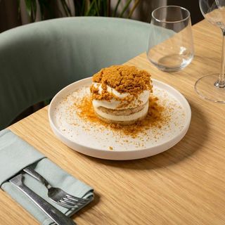 Tort cu miere, caramel sărat și ciocolată albă