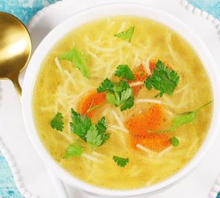 Курячий бульйон з перепелиним яйцем та домашньою локшиною (350г)