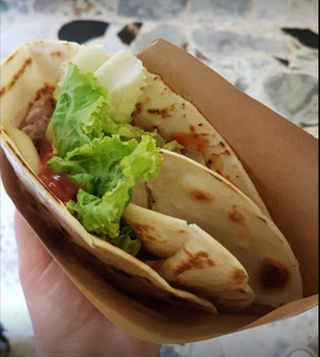 Piadinsalata - insalata, pomodoro, olive taggiasche e tonno