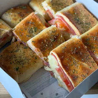 Joelho de fiambre, queijo e tomate