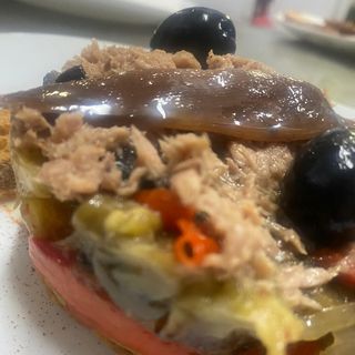 Torrada escalivada con anchoas