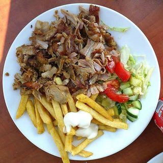 Piatto döner kebab con patatine