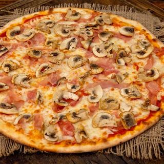 Pizza medie Prosciutto e funghi.