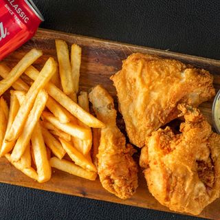 Menu  pollo broaster con patata y ensalada y bebida 