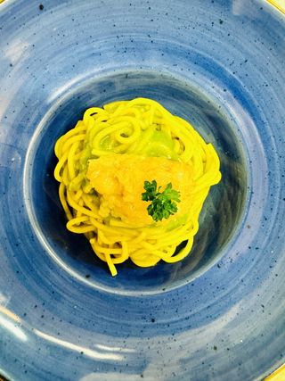 Spaghettoni con crema di zucchine, menta e tartare di gambero rosa