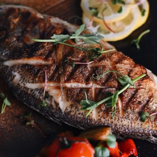 დორადო გრილზე ბოსტნეულით