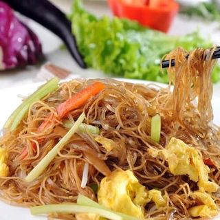 35. Fideos de arroz Mifen salteados tres delicias