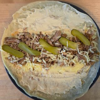 Солена палачинка с дърпано свинско 30см.