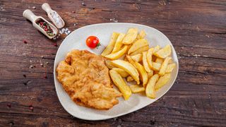 Șnițel clasic de pui cu cartofi