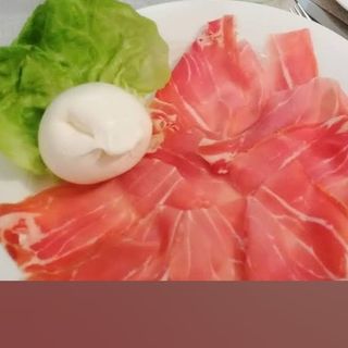 Antipasto di burrata e crudo di Parma