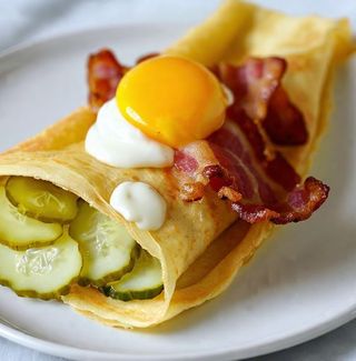 Naleśnik 1 szt. z jajkiem, majonez, boczek, ogórek kiszony