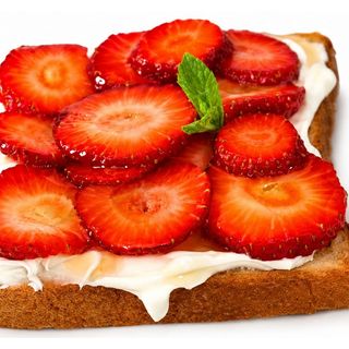 Tostada de fresas con Mascarpone y miel